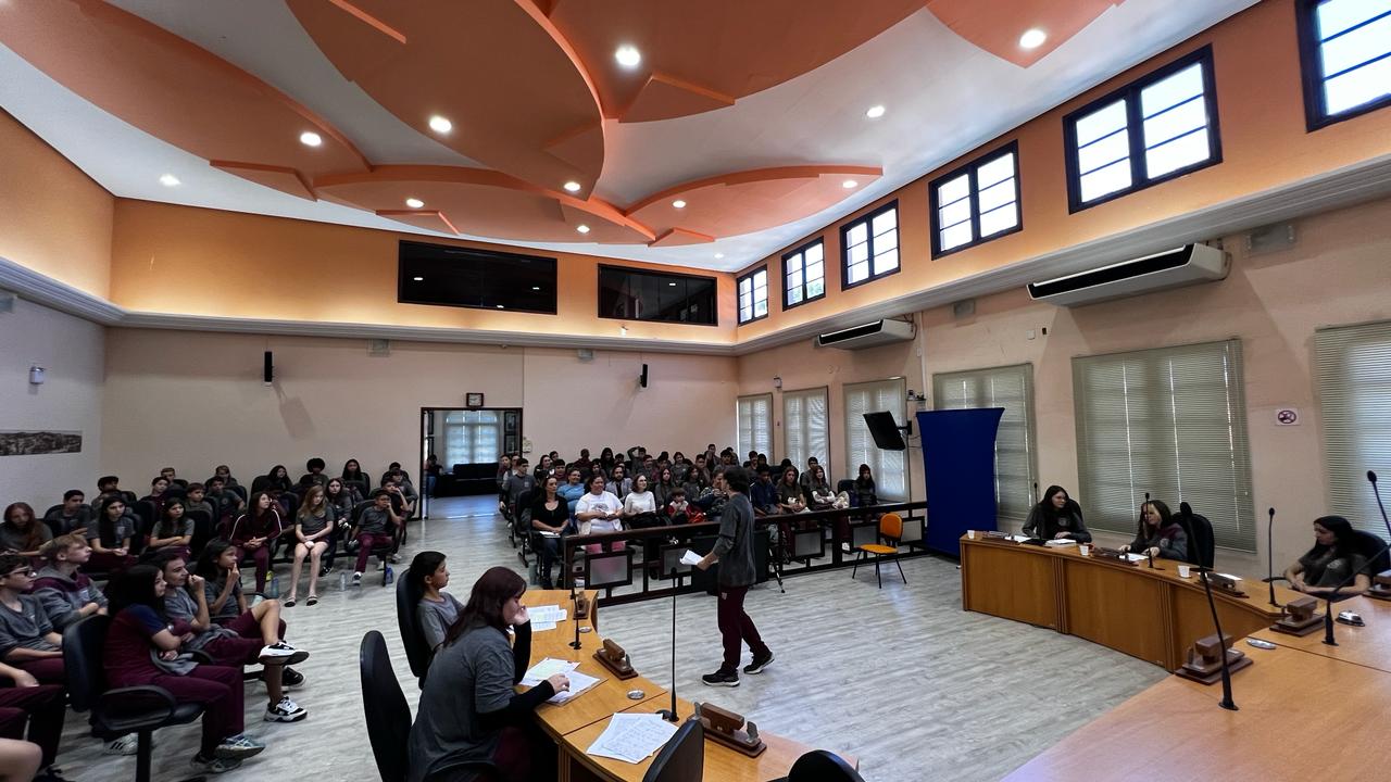 Alunos da EEB Orestes Guimarães participam de debate