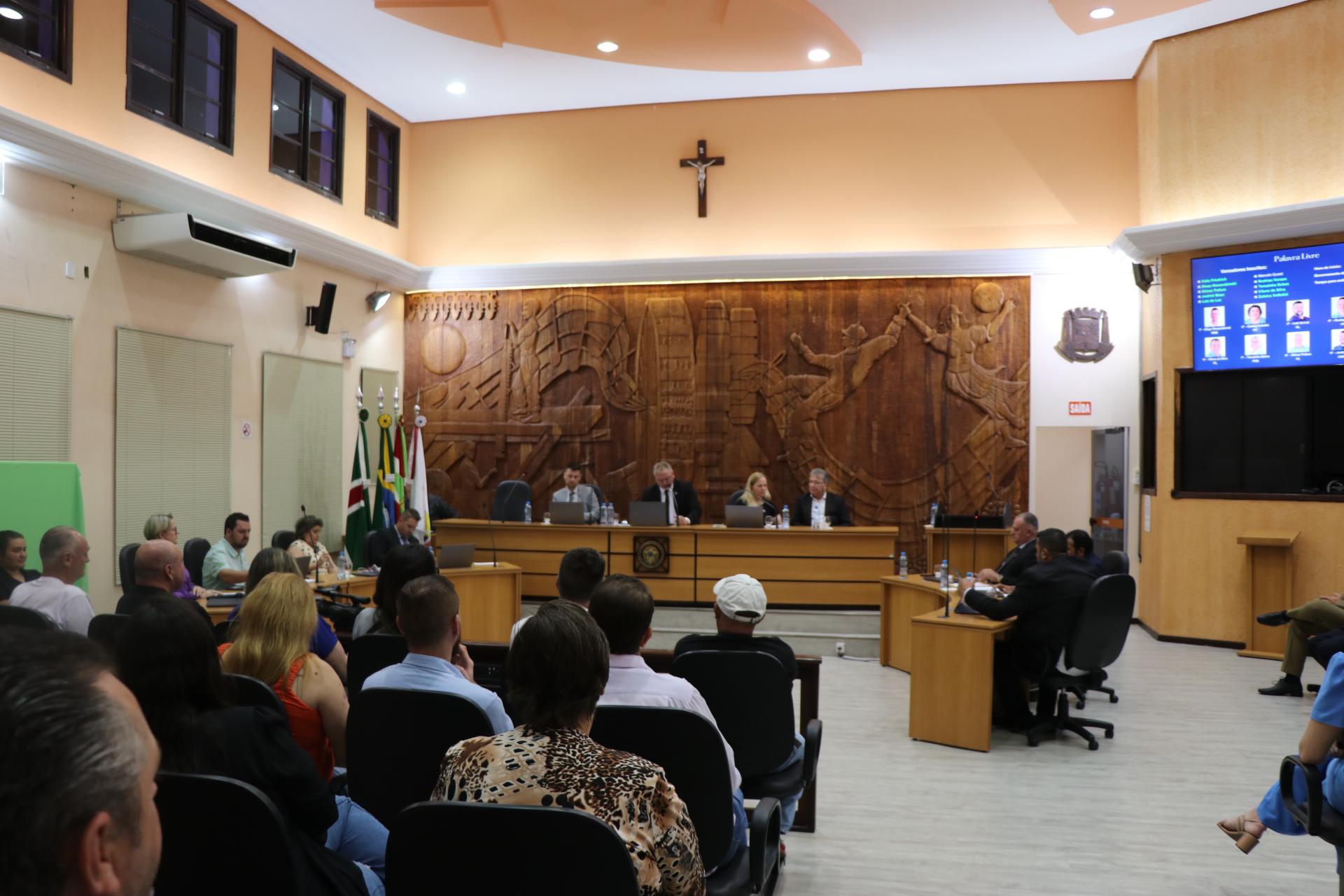 Primeira sessão da Câmara é marcada por casa cheia