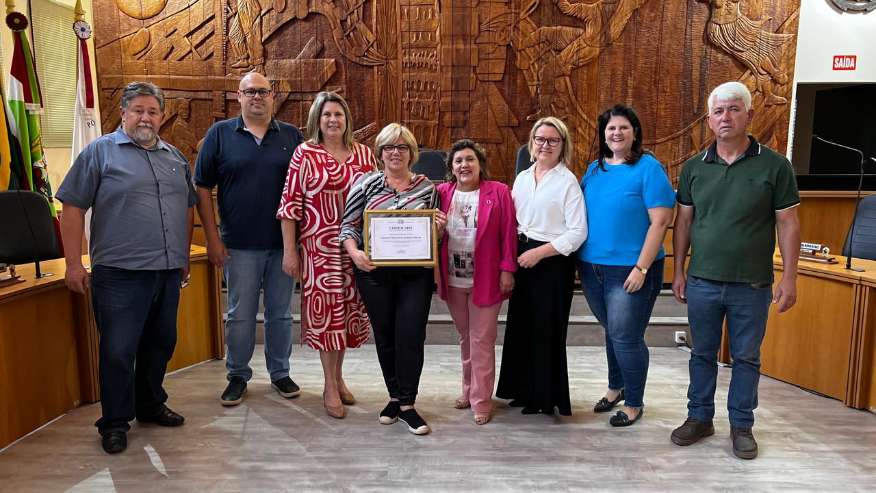 Servidora recebe homenagem por 34 anos de serviços